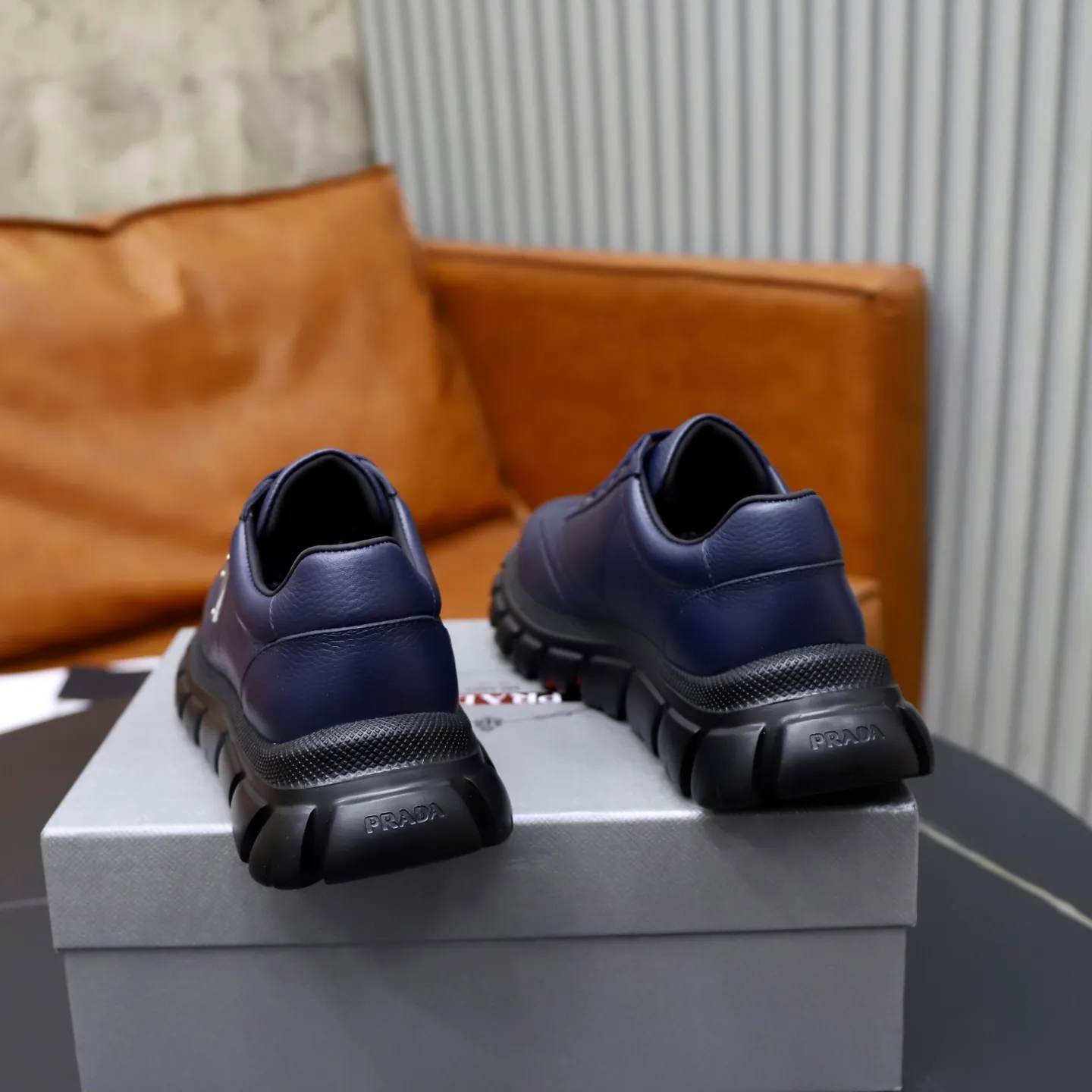 Ex-factory price: 700💰Top original order Brand: PRADA (Prada) Standard code: Men's size 38/44 (45 can be customized) Grade: Same as the official website Material: Original cowhide stitching, cowhide lining, original combination two-color wear-resistant soft outsole Style category: casual sports version, young fashion, European and American trend, British style Color: actual picture color